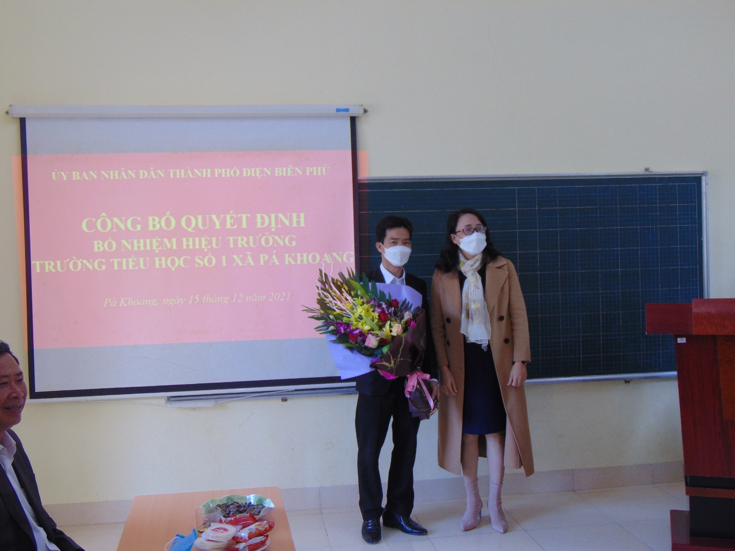 Đồng chí Nguyễn Thị Hồng Ngọc - Phó trưởng phòng GD&ĐT Thành phố Điện Biên Phủ, lên tặng hoa chúc mừng đồng chí Phùng Hồng Nam