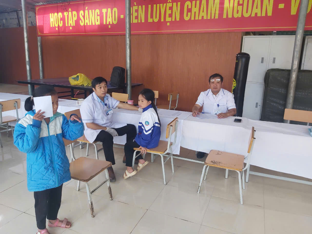 Trường tiểu học số 1 xã Pá Khoang tổ chức khám sức khỏe cho học sinh đầu năm học 2024-2025.