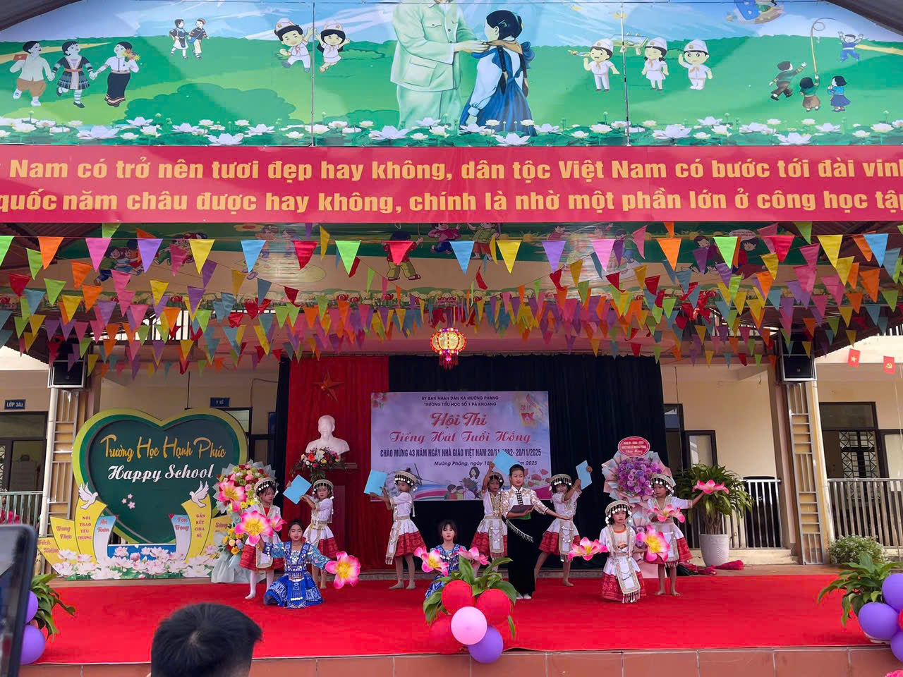 HỌC SINH TRƯỜNG TIỂU HỌC SỐ 1 PÁ KHOANG TRI ÂN THẦY CÔ NHÂN NGÀY NHÀ GIÁO VIỆT NAM 20/11